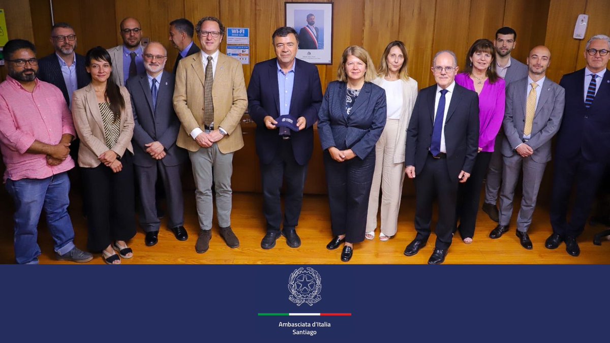 Provechoso encuentro de la delegación de la Universidad de la Tuscia, encabezada por el Rector Ubertini, con el Ministro de Agricultura 🇨🇱, Esteban Valenzuela, y representantes de las agencias INIA, FIA y CIREN. Enfoque: cooperación académica. #ItaliaYChile #DiplomaciaCultural