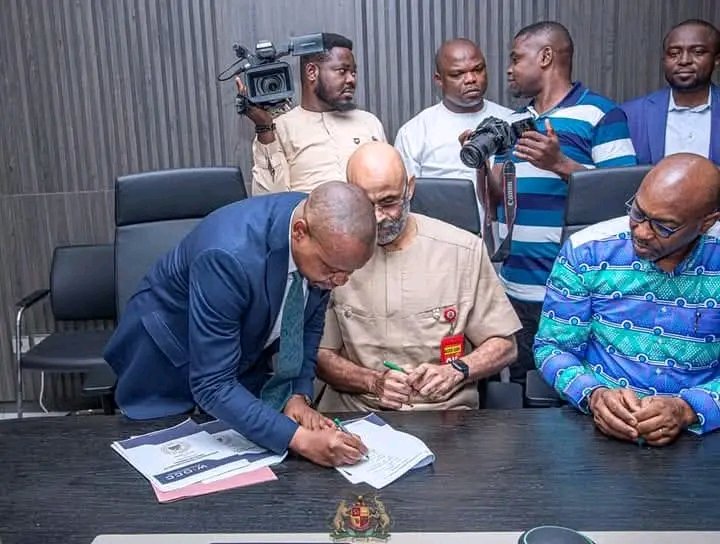 Mr_Amogu's tweet photo. ABSG has just signed a Memorandum of Understanding (MOU) with WIOCC, an ICT and Broadband Technology Company, for the deployment of Fiber Optics and Internet Connectivity across the 17 LGAs of the State.

The agreement would see the deployment of metropolitan optic fiber https://t.co/w70v3wTu60