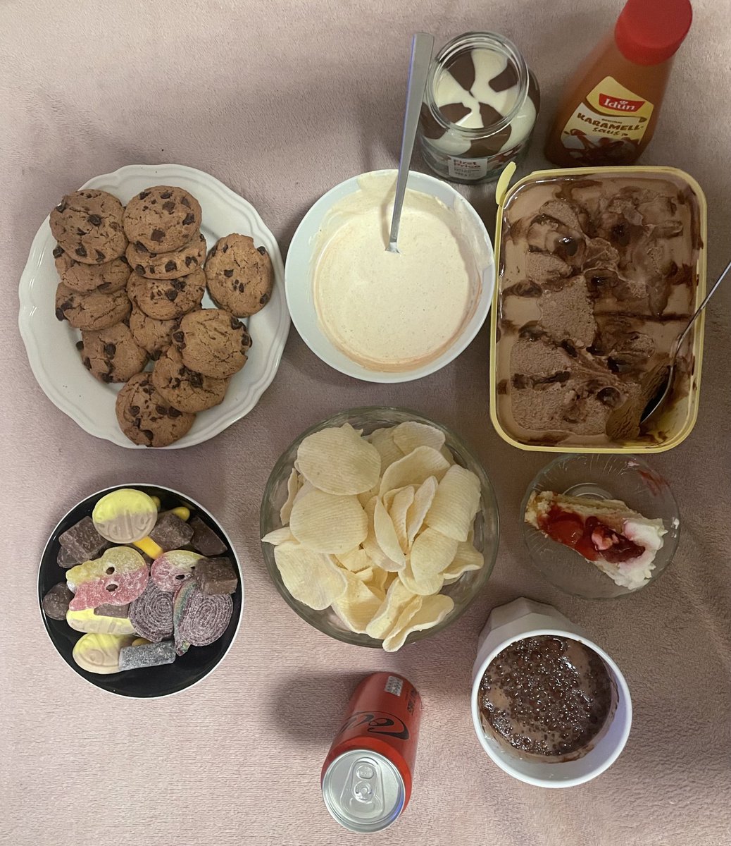 ElfiePukes's tweet image. B/p
I need a new show to watch with this