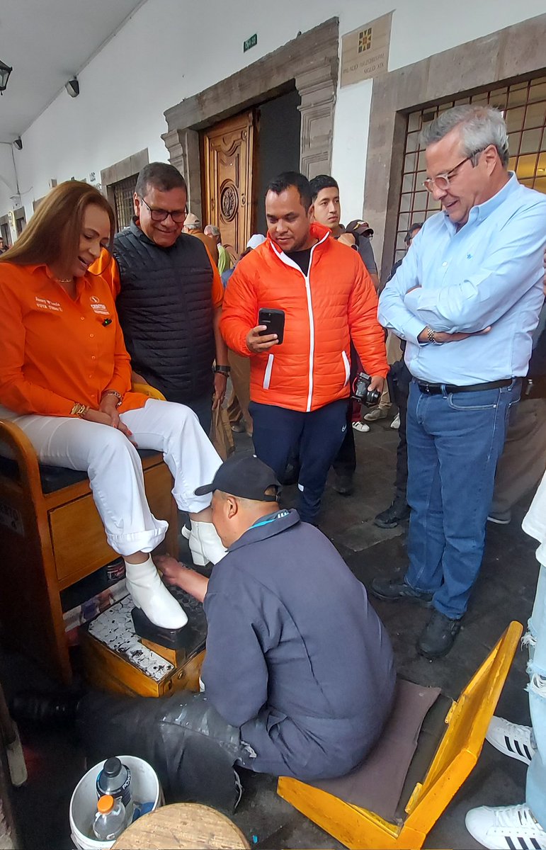 afsprensa's tweet photo. (A.F.S) 20-01-2025 EL CANDIDATO JIMMY JAIRALA DESPUES DE SERVIRSE UNOS SANDUCHES CON SU EQUIPO   EN  EL PALACIO ARSOBISTAL DE QUITO SALIO UN PEQUEÑO RECORRIDO /A.F.S https://t.co/wJtZeONAiC