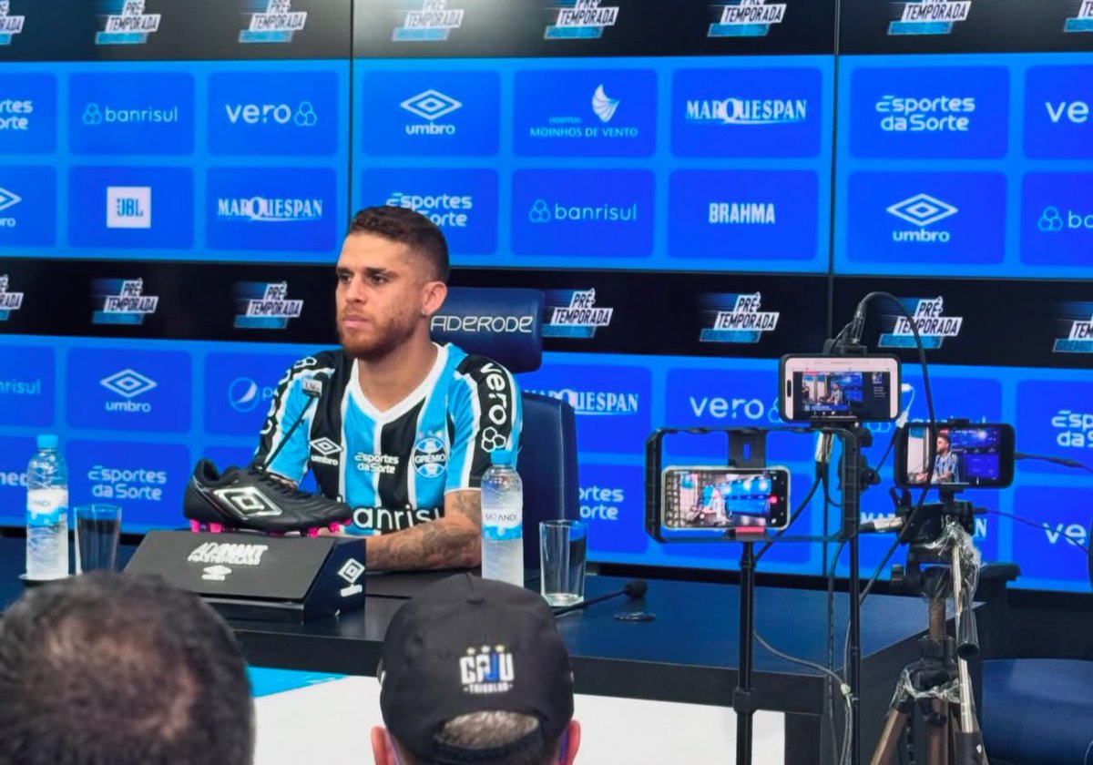 DlaRans_'s tweet photo. Gustavo Cuéllar presentado en el @Gremio https://t.co/1MTqa42nAj