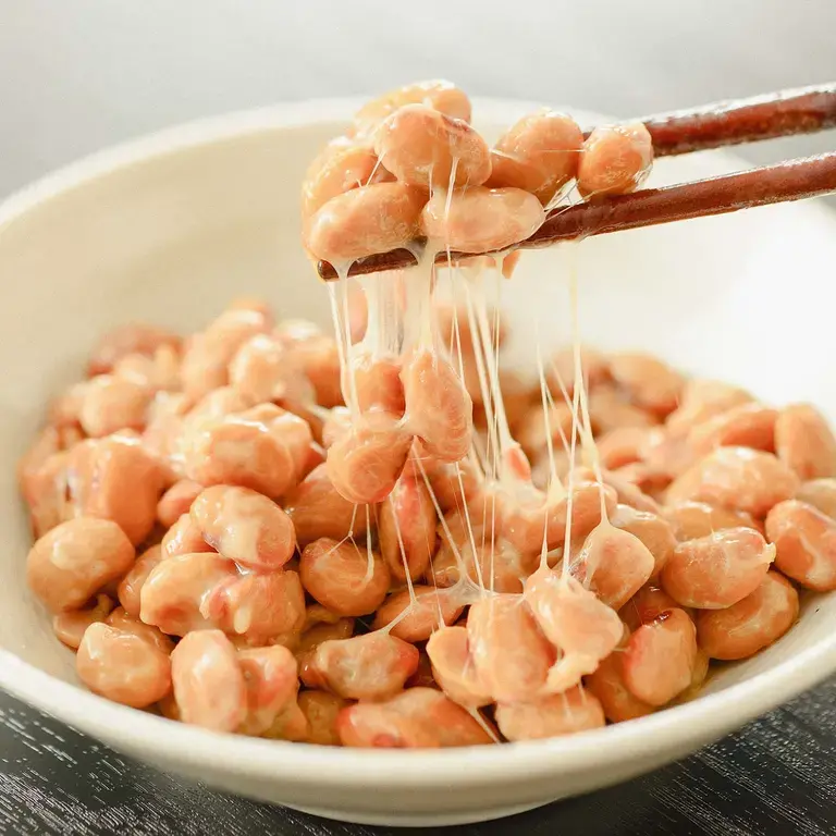 davidasinclair's tweet photo. In Japan, spermidine-rich natto, the sticky breakfast fermented soybean dish than smells like vomit, has been a staple for centuries. Natto is a great source of vitamin K and nattokinase, an enzyme shown in human trials to reverse arterial plaque https://t.co/JOOFN2YyJ4