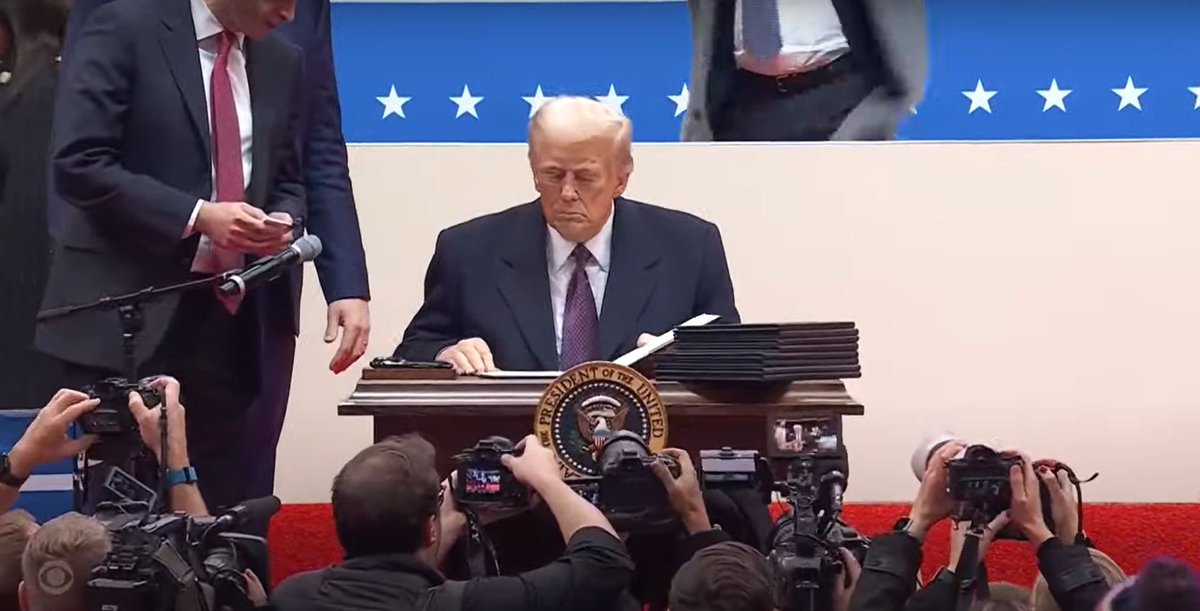 Will__Morgan's tweet photo. The desk in question https://t.co/8NbiuU0hN4