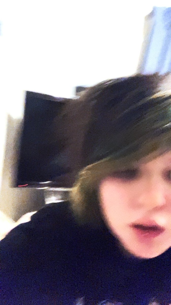 xXprcdprncssXx's tweet photo. i liek my hair today + real image of me with a smile on my face https://t.co/vuA0MmikZj