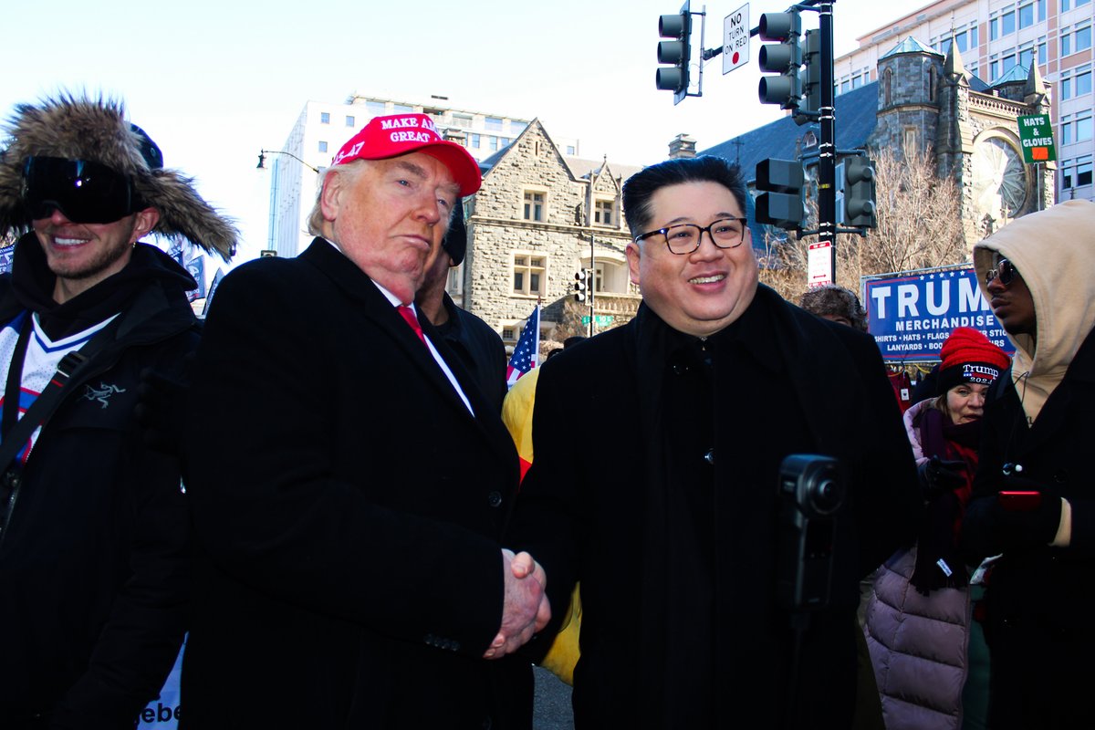 glopiccolo50's tweet photo. More of a fun series from Monday's inauguration,  Donald Trump and Kim Jong Un impersonators demonstrate the power of visual storytelling

For @CNSmd  

#Inauguration2025 #Trump #TrumpInauguration #photography #photooftheday #photo https://t.co/kYgZDMqpB6