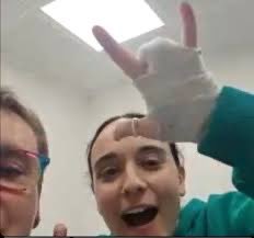 אמילי דמארי שחזרה הביתה לאחר 471 יום בשבי חמאס, מרגשת את כולנו עם תמונה מחויכת לצד אמה. למרות הכאב הפיזי והנפשי, הפציעה בידה שנוצרה מירי מחבלי חמאס יצרה באופן סמלי את הסימן “I Love You” בשפת הסימנים הבינלאומית. מתוך הגיהנום שעברה, היא נתנה לכולנו תזכורת חיה, שמה שהעולם צריך יותר