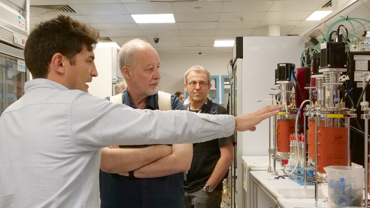 SCELSE_SG's tweet image. Welcome to SCELSE, André Le Bivic and CNRS delegates! Today, SCELSE was honoured to showcase our biofilm and microbiome research, lab facilities, and foster meaningful discussions for future collaboration.