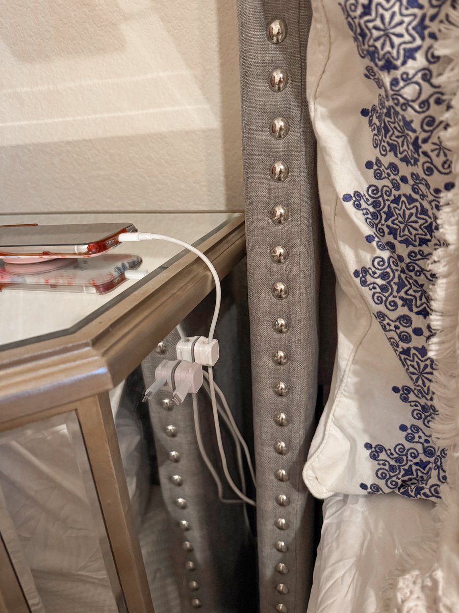 JOYROOMofficial's tweet image. Struggling with loose connections?
⚡️#JOYROOM Magnetic Cable Clips ensure a secure, speedy charge every time! 💕
💥 Attach it and let the magic begin!
Credit: @  krystal.lantz
#JOYROOMorganizeyourlife
#CompactOrganizer #TechUpgrade #CableManagement
#bedroom #influencers