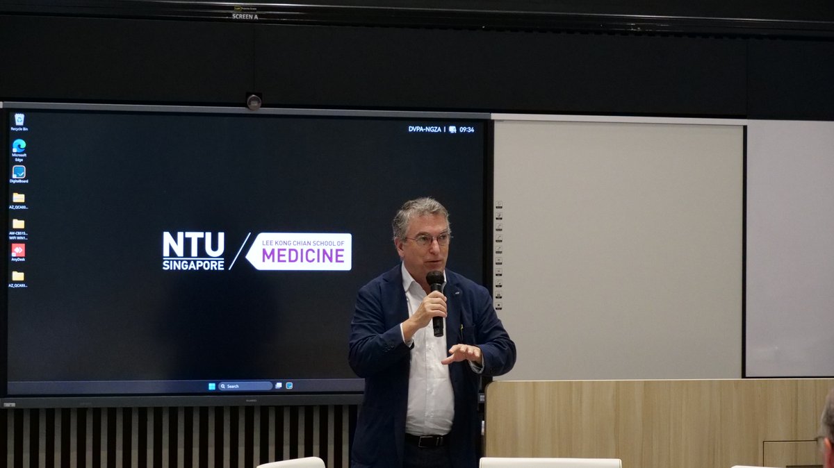 SCELSE_SG's tweet image. Welcome to SCELSE, André Le Bivic and CNRS delegates! Today, SCELSE was honoured to showcase our biofilm and microbiome research, lab facilities, and foster meaningful discussions for future collaboration.