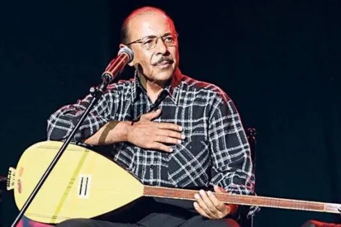 Bazı efsaneler, ölüm ya da doğum günü dışında da anılmalıdır. Neşet'i bilmeyen, sevmeyen , saygı duymayana aşina değiliz.