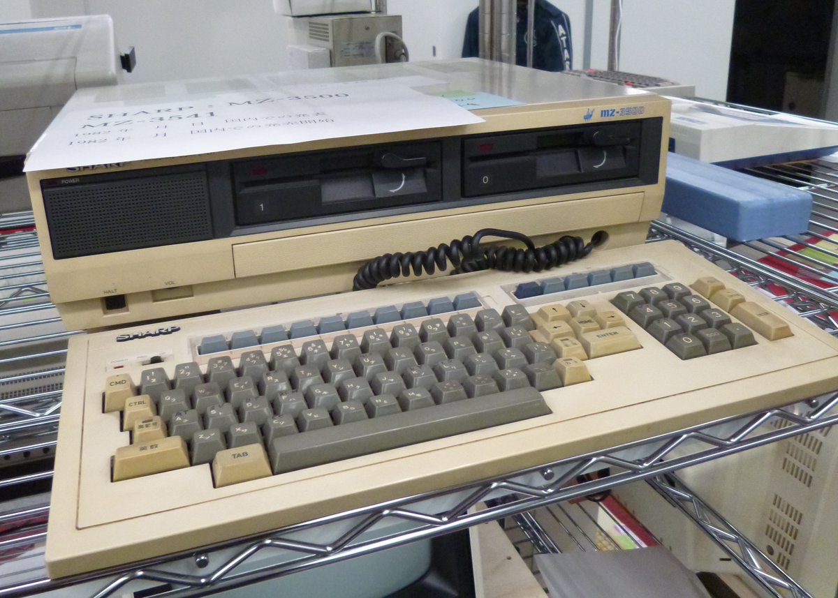 kyokonodan2525's tweet image. 青梅にある #マイコン博物館 さん@Dream_Library_展示品紹介第19弾 #SHARP #MZ #MZ3500 #MZ5500 #MZ6500。シャープと言えば御三家のX1とMZですが、このMZは完全なビジネス向けてホビーユーザーはMZ-2500位までしかなじみがなく当方も数回触った事がある程度。
普段見る事がないのがあるのは有難い😀…