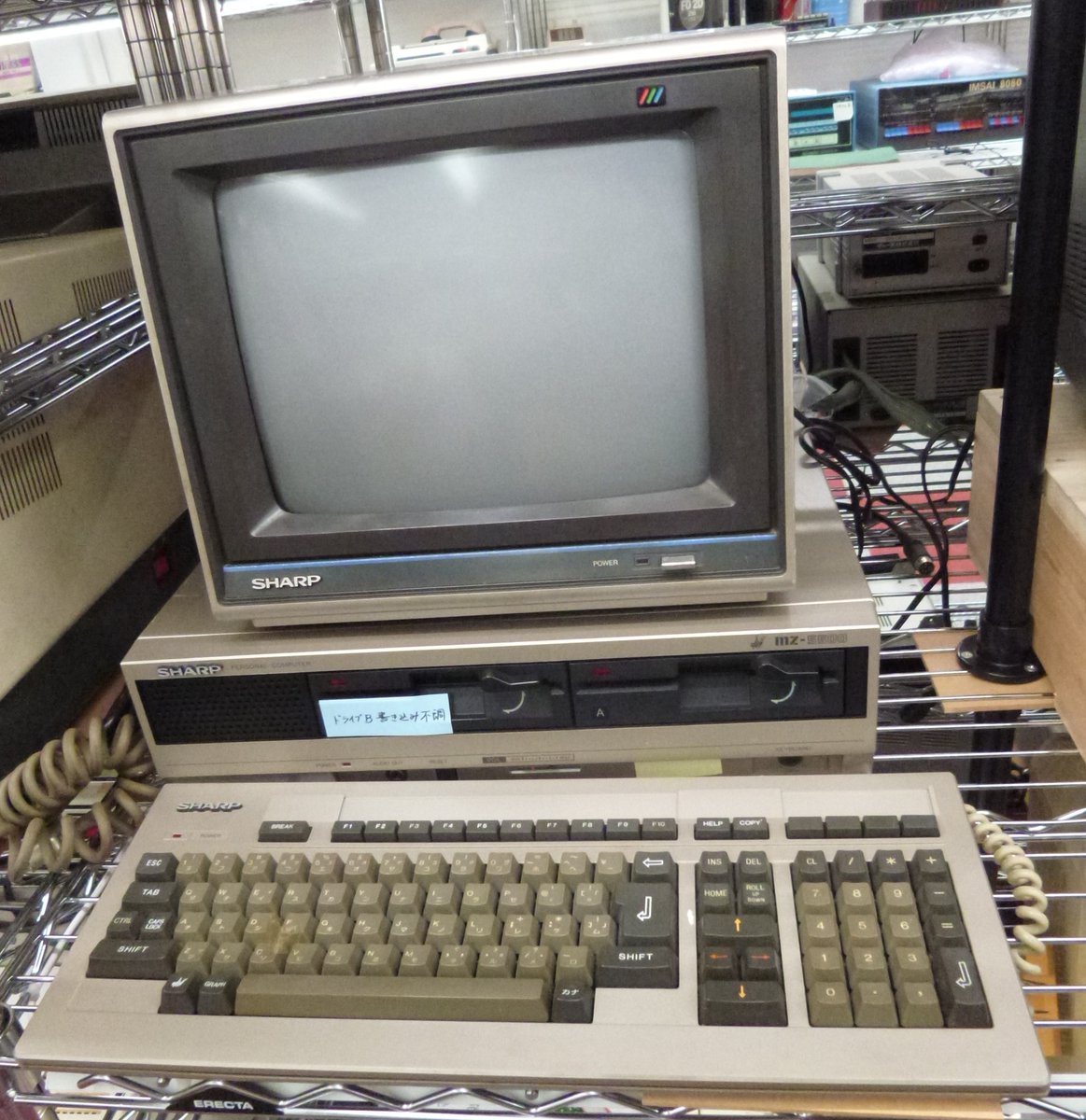 kyokonodan2525's tweet image. 青梅にある #マイコン博物館 さん@Dream_Library_展示品紹介第19弾 #SHARP #MZ #MZ3500 #MZ5500 #MZ6500。シャープと言えば御三家のX1とMZですが、このMZは完全なビジネス向けてホビーユーザーはMZ-2500位までしかなじみがなく当方も数回触った事がある程度。
普段見る事がないのがあるのは有難い😀…