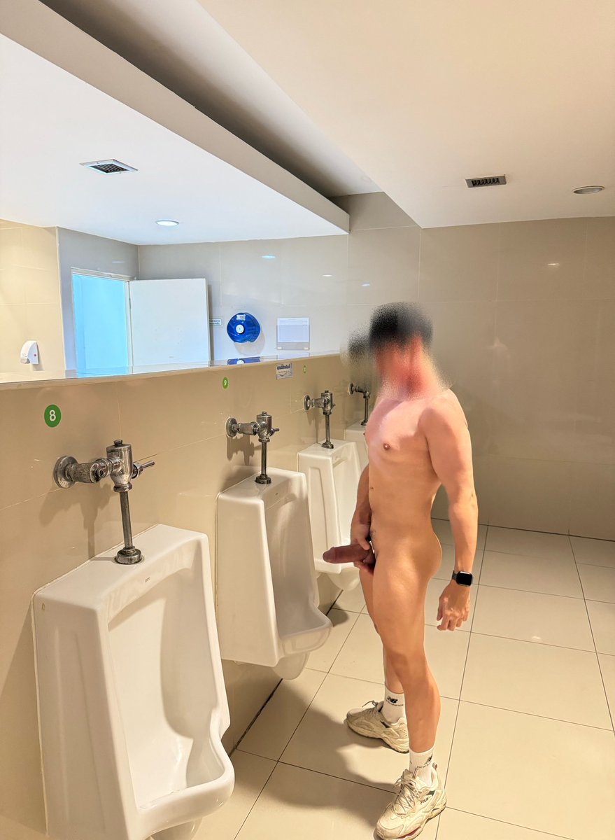 ปวดฉี่มากกกก แวะฉี่หน่อย แต่มีคนบอกว่าผมอ่อยเพราะยืนฉี่ไกลโถ อยากโชว์จู๋อ่ะดิ๊ ผมเปล่าโชว์นะ ปกติยืนไกลโถอยู่แล้วกลัวฉี่กระเด็นใส่งับ 🤭