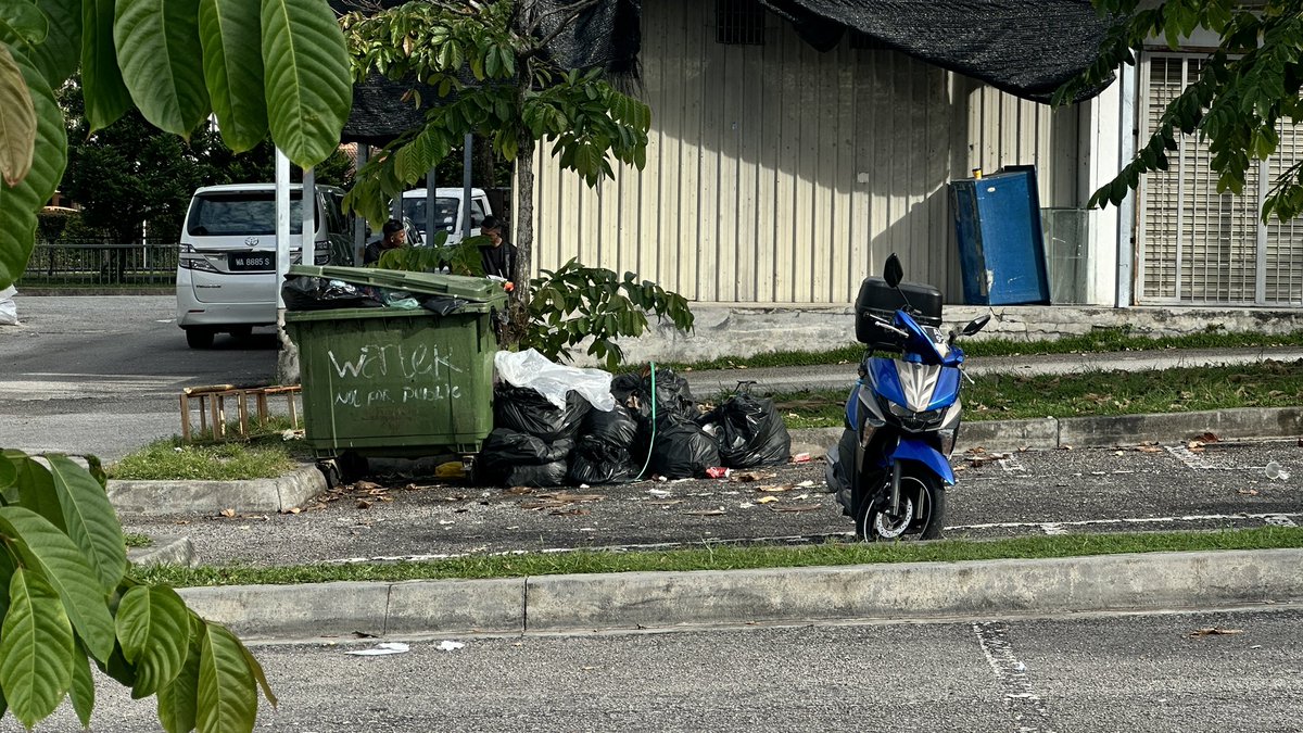 aiie123's tweet photo. @pjcitycouncil 
Sampah di kawasan ara permata, ara damansara dah dua hari tak dikutip https://t.co/AktD2VExBg