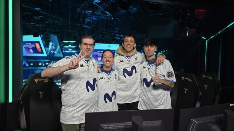 jaimemellado_'s tweet photo. Hola koisitos,

Quería daros a todos las gracias por el cariño que recibido, no solo estos últimos meses si no, en particular, en estos días del costream 💜💙

Estoy viviendo en muy pocos meses algo que siempre había soñado, algo que por un momento pensaba que nunca iba a vivir, poder comentar partidos de League of Legends al más alto nivel en presencial. Y, sobre todo, con el equipo que más me representa y por el que me dejaría la garganta todos los días.

Es verdad que no estoy atravesando mi mejor momento en lo personal, pero os juro que hacéis que con los memes en el chat, con los mensajes que nos enviáis y con el cariño que nos transmitís cuando hablamos con vosotros en persona, que sea ahora mismo una persona muy FELIZ.

Os puedo asegurar que voy a dar el 300% de mí para que os gusten los costreamings, los post partidos, mis propios streamings y ojalá de verdad os gusten. 2025 va a ser un año bonito, intenso, con subidas y bajadas, pero donde estoy seguro que nos lo pasaremos muy bien y nos reiremos mucho.

Solo quería daros las GRACIAS por ser la mejor comunidad de todas y por hacer que este equipo no sea solo de 5 jugadores, si no de todos vosotros, porque sois lo más importante y la esencia de este club.

Llevo dándole vueltas a la cama 2h y no puedo dormir pensando en todo lo vivido este fin de semana y lo que se viene este año. Os prometo que este finde me llevo una de las experiencias más bonitas que he vivivo y una que recordaré toda la vida: mi primer costreaming del mejor club 💜💙 

Y aunque creo que lo saben, todo esto es gracias a también a todos los del costreaming: Knekro, Kuentin, Skain, Reven y, por supuesto, Ibai. Ellos me abrieron la puerta de su casa desde el primer día y no puedo estar más contento con el equipo que hacemos. No solo los considero como amigos, si no como parte de mi familia. Yo con este equipo me voy a la muerte. (Perdón por la chapa pero estoy sensiblón 🥹)

Hemos quedado en 1 hora porque el vuelo sale muy pronto por lo que creo que no dormiré, pero nos vemos mañana a las 6 con el costreaming de Superliga. 

Hoy me voy con una sonrisa de oreja a oreja. Sois los mejores 😭♥️