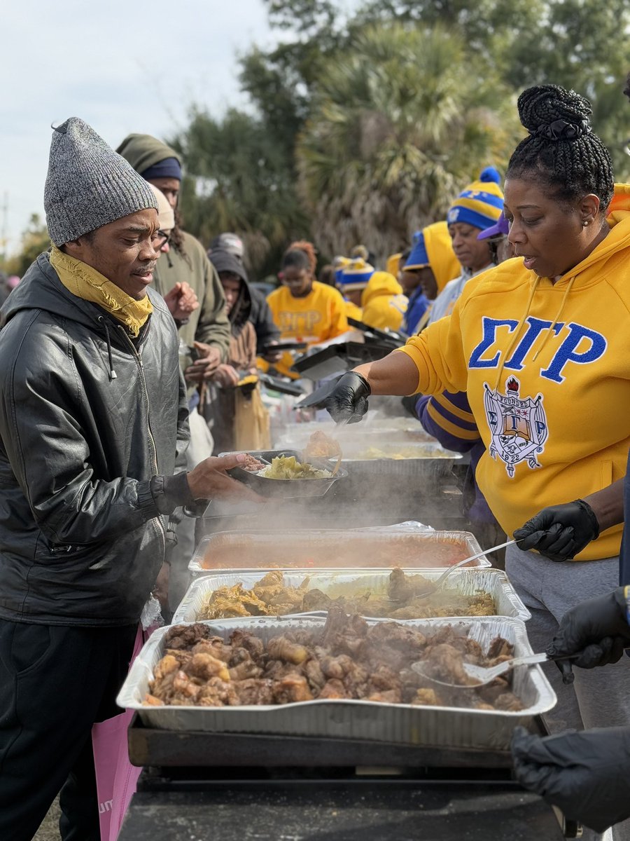 Today, we proudly participated in our annual Martin Luther King Jr. Day of Service with Omega Psi Phi Fraternity, Inc., focusing on feeding those in need. Despite the chilly weather, Rhoers and Philos joined us to distribute meals, showcasing our commitment to service.