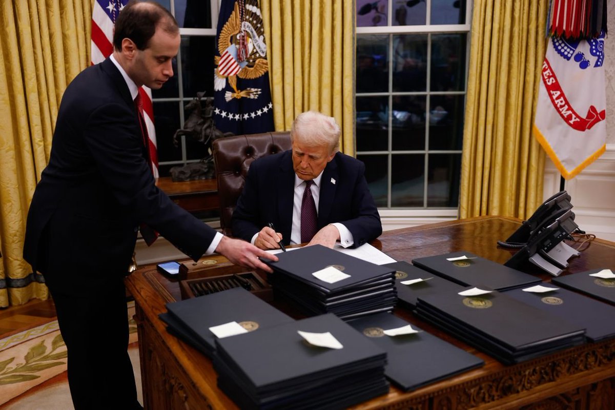 🚨NEW: Donald Trump just just rescinded President Biden's Executive Order to lower prescription drug costs for people in Medicare and Medicaid. This will harm millions of seniors in America.

RETWEET to let the American people know what they voted for!