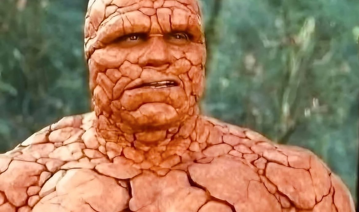 el talón viendo como solo te compras crema para la cara y las manos