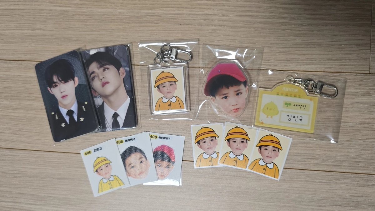 #안녕오리_후기왔덕

생각보다 많이 들어있어서 놀랐어오,,
애기민규들 다 너무 귀엽구ㅜ 그립톡이 진짜 너무너무ㅠ귀여워요🥹🥹 그립톡 꼬옥 붙이고 다닐게요 감사합니다🤍🤍
<a href="/oriduck526/">오리</a>