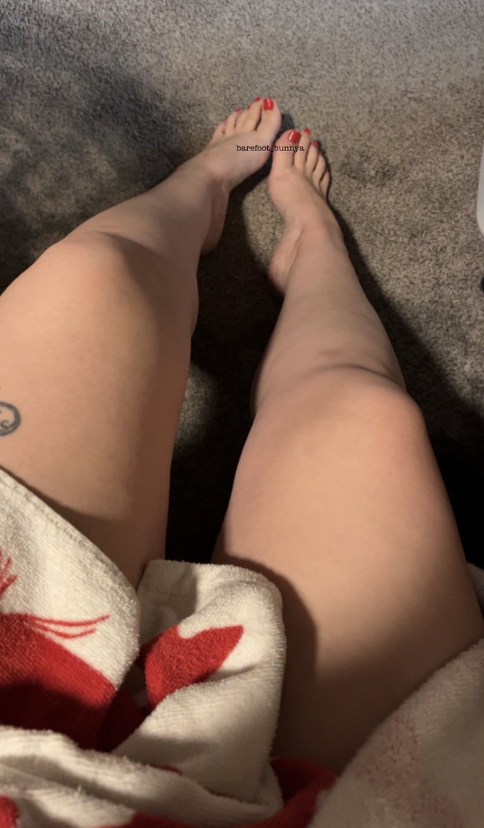 I would love for you to rate my feet! ☺️❤️#covered #egirl #legs #thighs #feet #toeslovers #footlovers #pedi #pedicure #softfeet #prettyfeetandtoes #rate #goddess #worshipme #longtoes