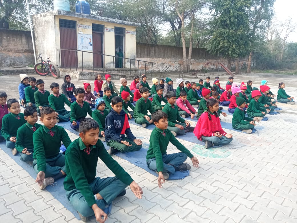 Balsanskarsewa's tweet photo. प्रेम का वास्तविक अर्थ वासना नहीं, अपितु त्याग और समर्पण से परिपूर्ण सद्भाव है जो माता-पिता अपनी संतान से करते हैं। परिवारों में सच्चे प्रेम की भावना जागृत करने हेतु संत श्री आशारामजी बापू ने 14 फरवरी को मातृ-पितृ पूजन दिवस की शुरुआत की।

📍 गवर्नमेंट प्राइमरी स्कूल, डेराबस्��ी https://t.co/p4rbOW9Cw0