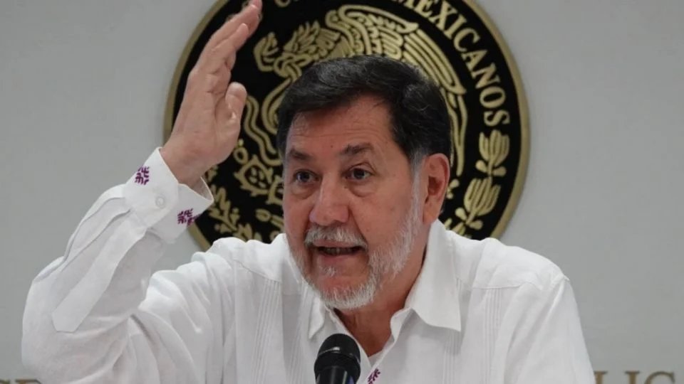 PFifiona's tweet image. "¡Defenderemos a México con nuestro tufo y olor!" – Fernández Noroña