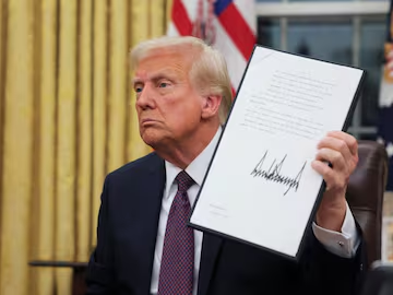 CNNnews18's tweet photo. Donald Trump was sworn in as the 47th US President on Monday. Soon after taking oath, he signed a record number of executive orders, including issuing pardon for the Capitol rioters.

#InaugurationSpeech #DonaldTrumpSpeech #USPresidentDonaldTrump 

https://t.co/K6pzdwxMOi https://t.co/wezwtRujKo