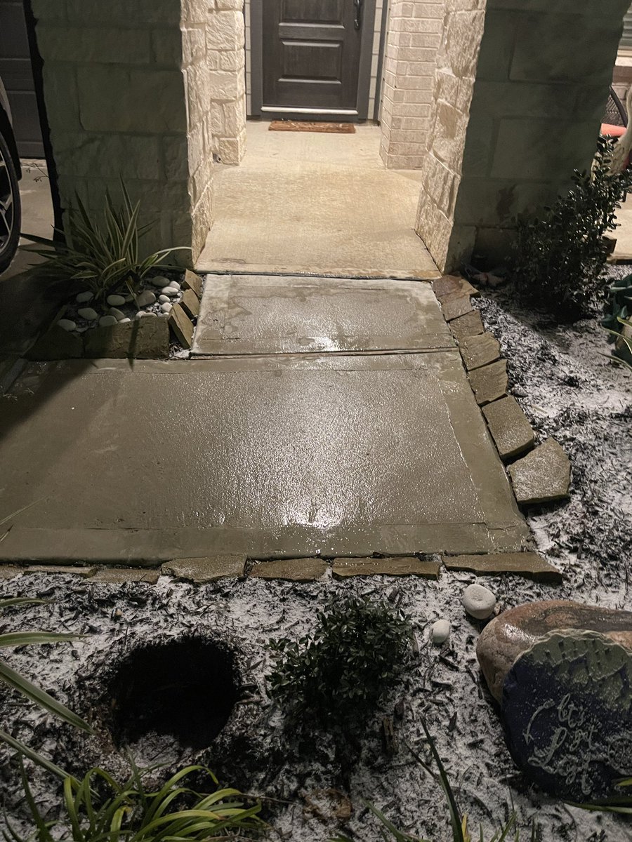 AVFDOEM's tweet photo. Picture 1 is not the problem.  Picture 2 is the problem.  Beware the ice below the snow!
#Enzo #HOUWX @TravisABC13 @FOX26Houston @KPRC2WEATHER @KHOU @JimCantore @NWSHouston https://t.co/91vbcwdrJS