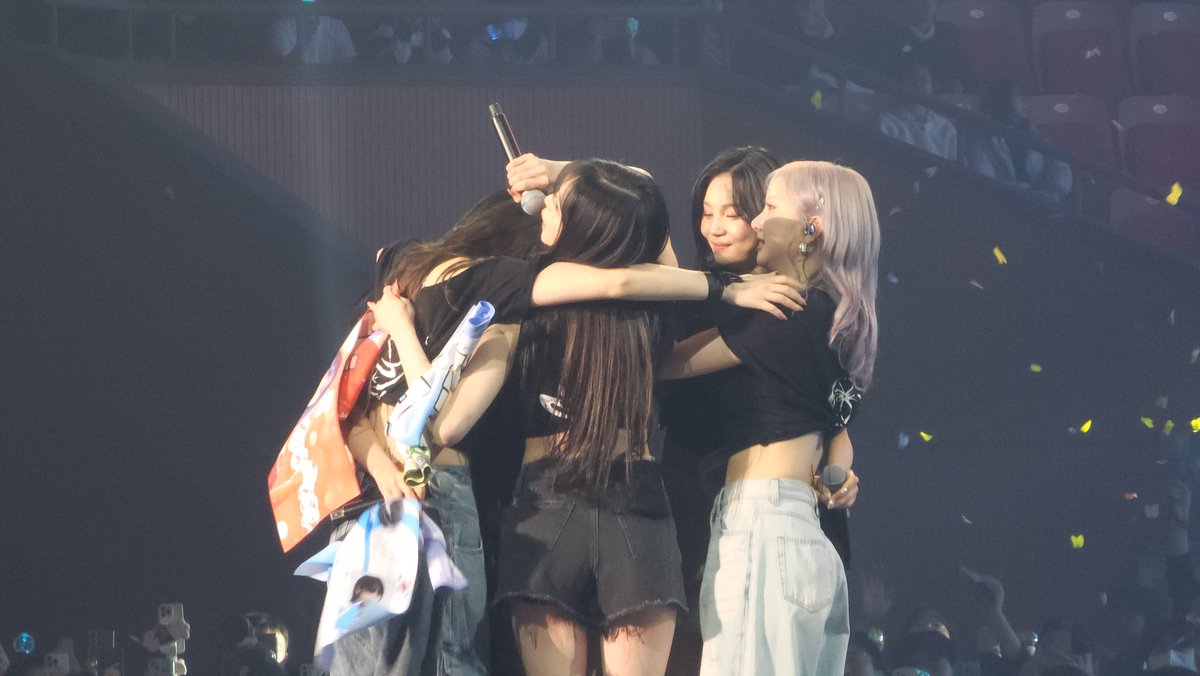 rengkkyu's tweet image. 250119 여자친구 콘서트
왠지모르게 뭉클해지는 엔딩
#여자친구 #GFRIEND #소원 #예린 #은하 #유주 #신비 #엄지 #SOWON #YERIN #EUNHA #YUJU #SINB #UMJI #Season_of_Memories