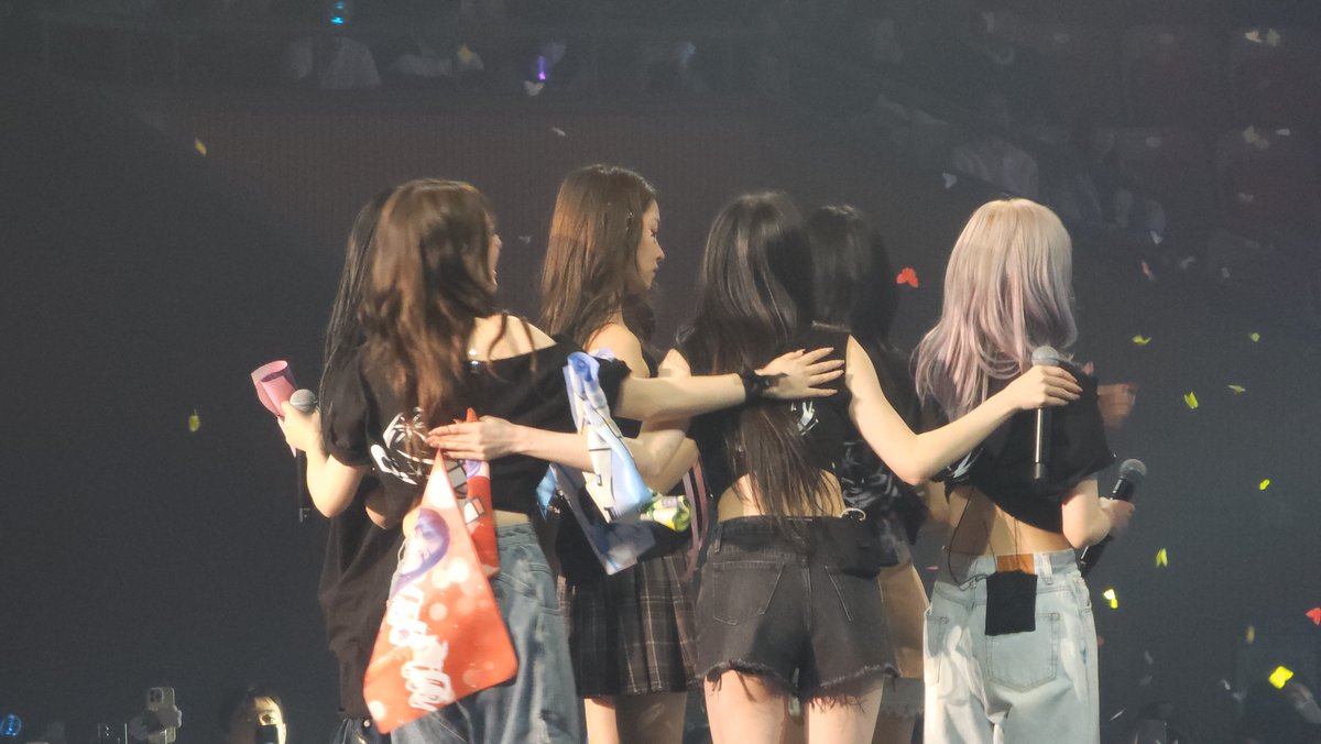 rengkkyu's tweet image. 250119 여자친구 콘서트
왠지모르게 뭉클해지는 엔딩
#여자친구 #GFRIEND #소원 #예린 #은하 #유주 #신비 #엄지 #SOWON #YERIN #EUNHA #YUJU #SINB #UMJI #Season_of_Memories