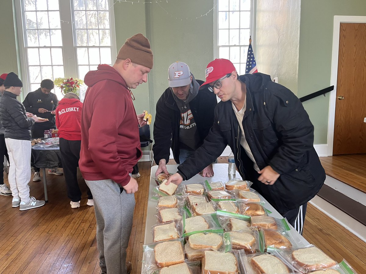 PcrestBaseball's tweet image. One of our six core values is to SERVE. What a special opportunity to partner with Nativity and Penncrest Softball on MLK day to provide food for those less fortunate. 43 athletes, parents, and coaches assisted in making 235 sandwiches and 20 casseroles! Proud to be a Lion 🦁