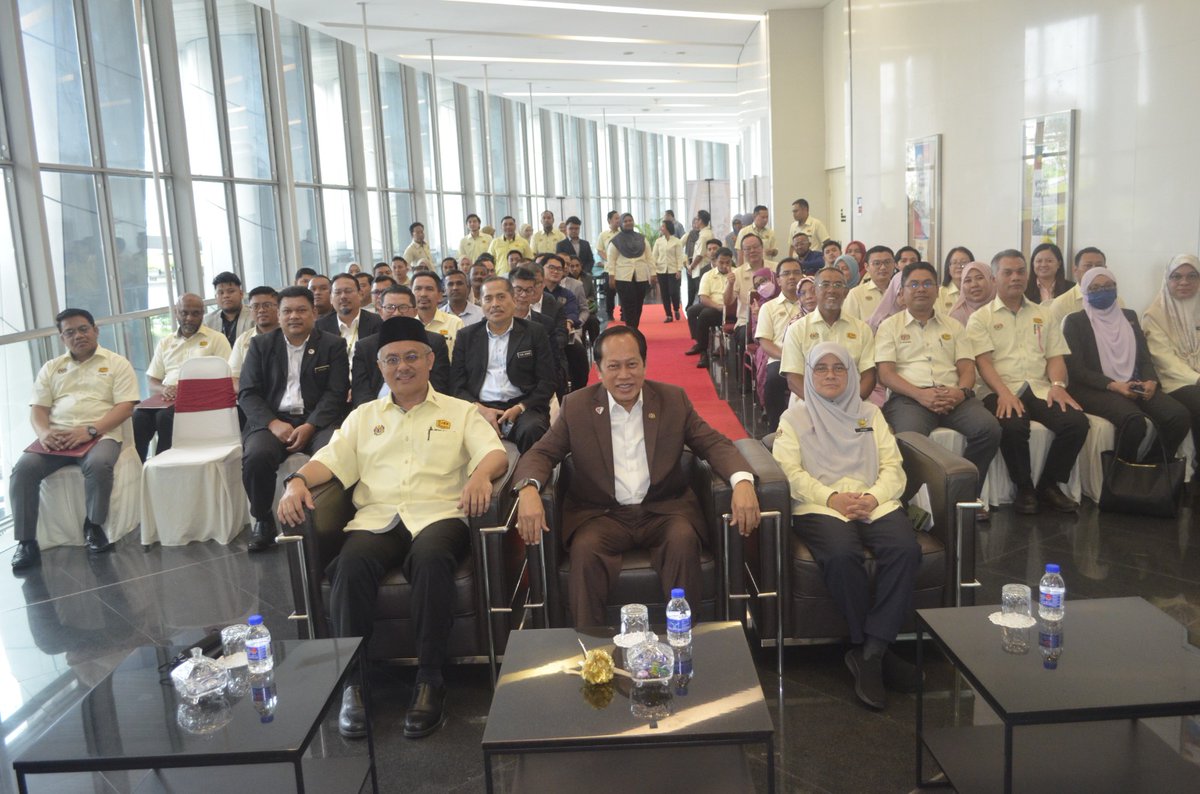 Cawangan Kerja Keselamatan JKR Malaysia (@cksjkr) on Twitter photo 21Januari2025
Majlis Penyerahan Surat Setuju Terima (SST) Dan Lantikan Pegawai Pengurus (SO) bagi Projek Membina Lorong Pemeriksaan Motorsikal Tambahan Di Kompleks Sultan Abu Bakar (KSAB) Johor Bahru, Johor
<a href="/CksJKR/">Cawangan Kerja Keselamatan JKR Malaysia</a>
<a href="/IPJKR_Official/">JKR Malaysia Rasmi</a>
<a href="/moworksmy/">Kementerian Kerja Raya Malaysia</a> 21Januari2025
Majlis Penyerahan Surat Setuju Terima (SST) Dan Lantikan Pegawai Pengurus (SO) bagi Projek Membina Lorong Pemeriksaan Motorsikal Tambahan Di Kompleks Sultan Abu Bakar (KSAB) Johor Bahru, Johor
<a href="/CksJKR/">Cawangan Kerja Keselamatan JKR Malaysia</a>
<a href="/IPJKR_Official/">JKR Malaysia Rasmi</a>
<a href="/moworksmy/">Kementerian Kerja Raya Malaysia</a>
