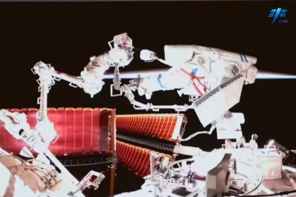 CNSpaceStation's tweet image. 🧑‍🚀👩‍🚀👨‍🚀Shenzhou XIX mission crew members have conducted their second #spacewalk outside the @CNSpaceStation, completing several assignments.

🚀Astronauts Cai Xuzhe, Song Lingdong and Wang Haoze worked for 8.5 hours to complete multiple tasks, including the installation of space