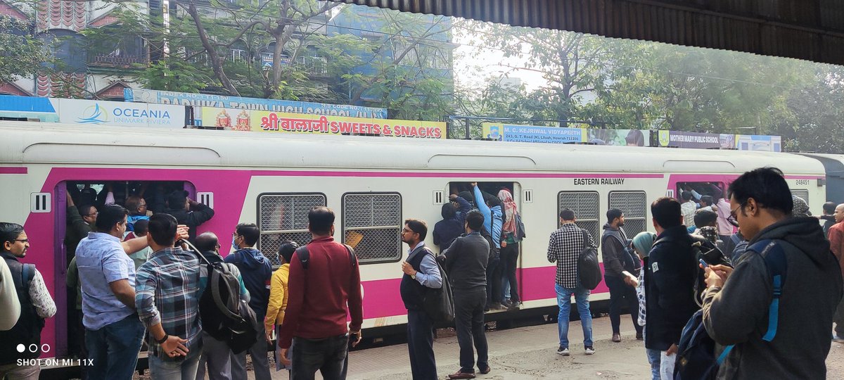 S_paul20's tweet photo. @EasternRailway @AshwiniVaishnaw see how much trouble we are facing just because of the current work near #Howrah station, which is supposed to be completed by tomorrow but now heard the work will continue for another month. Getting late 2 office everyday or putting life in risk. https://t.co/6vzI7ZDzrw