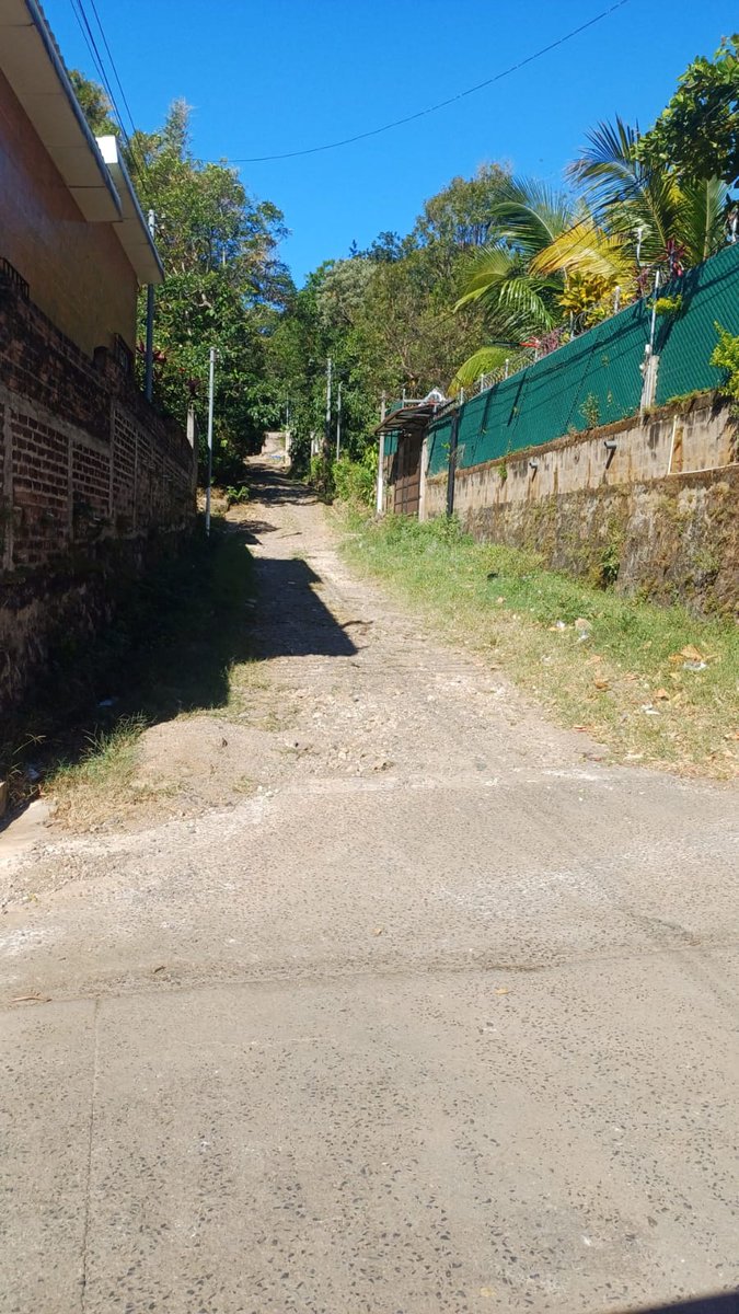 kateEv10's tweet photo. La libertad  San Jose villa Nueva a dos minutos del pueblo conocido como la lomita barrio El calvario Al final de 4 Calle podiente  pedimos a la alcaldia que si puede pasar la maquina por lo menos para tapar Los desniveles de la Calle . https://t.co/tYXUf57bRE