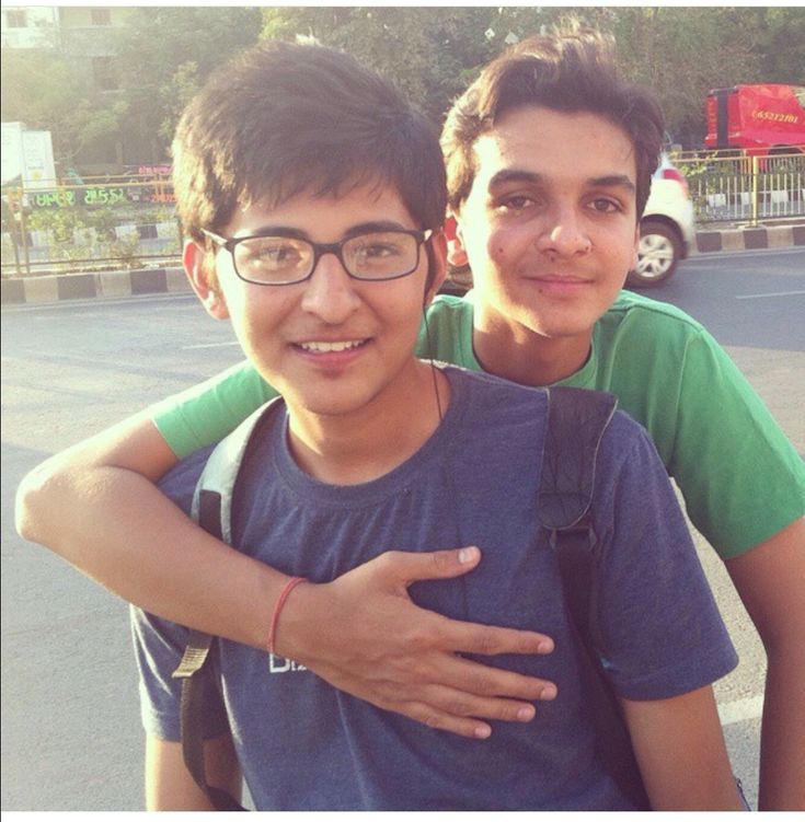 SubhashreeDZ's tweet photo. It's rare to find friendship like Darshan &amp; Kritesh in any generation. Where people make excuses that they can't come being in different cities,Kritesh came on his big day from different country, different timezone. DARSHAN is so blessed to have such true friends. Their bond > https://t.co/EmtVJSSrjt