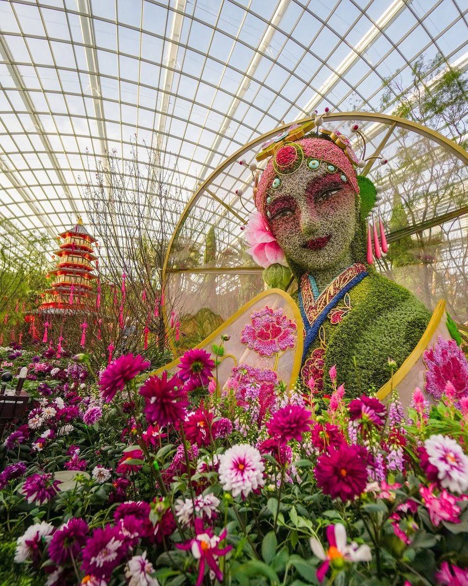 BrandStoryAsia's tweet photo. Discover an amazing 4.5m-tall mosaiculture creation inspired by the iconic Madam White Snake, brought to life in https://t.co/Jh2tVGd1ZM https://t.co/dgqSg9Nj0e