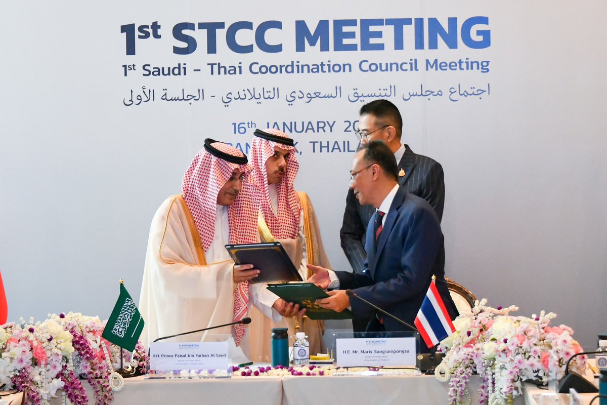 FM <a href="/AmbPoohMaris/">Maris Sangiampongsa</a> and H.H. Prince Faisal bin Farhan Al Saud, FM of Saudi Arabia jointly witnessed the signing ceremony of a Cooperation Program between Devawongse Varopakarn Institute of Foreign Affairs (DVIFA) and Prince Saud Al Faisal Institute for Diplomatic Studies (IDS), one