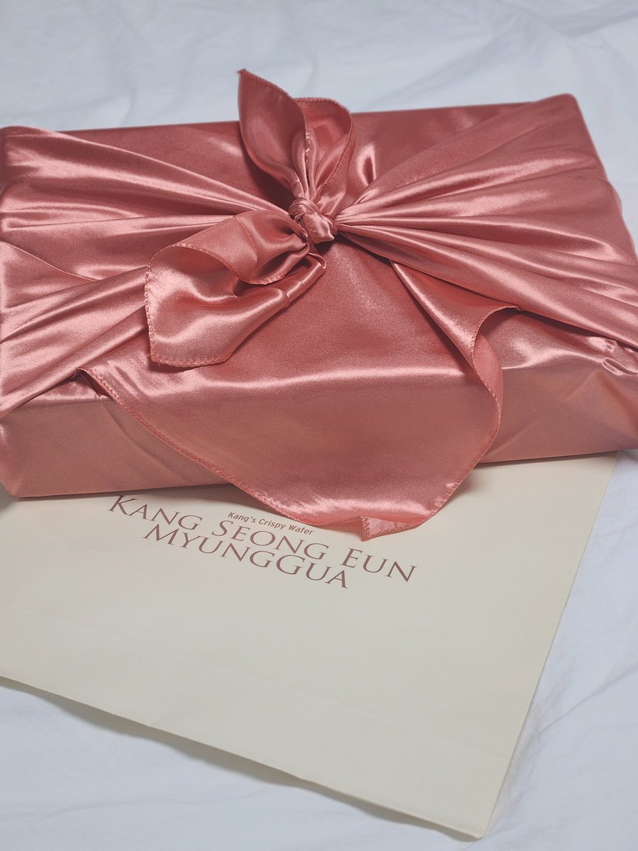 감사하게도 도서출판 쉼표에서 명절 선물을 챙겨주셨습니다....🥺🫶🏻 따뜻한 설이에요 ㅠ.ㅠ 감사합니다!❤️‍🔥