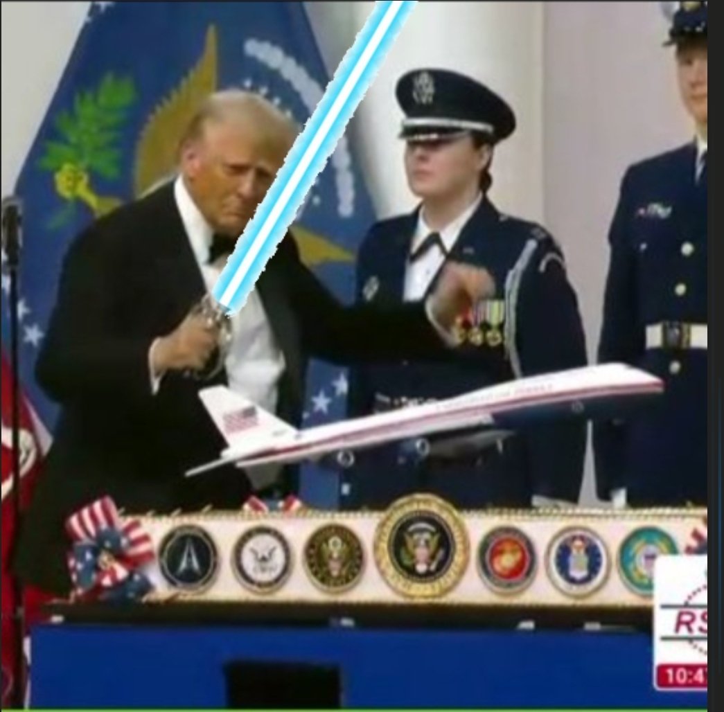 Hero_of_Apollo's tweet photo. Trump dances with a lightsaber at the inaugural ball.

#Inaugurationball #PresidentTrump #StarWars https://t.co/EInF0c0YvY