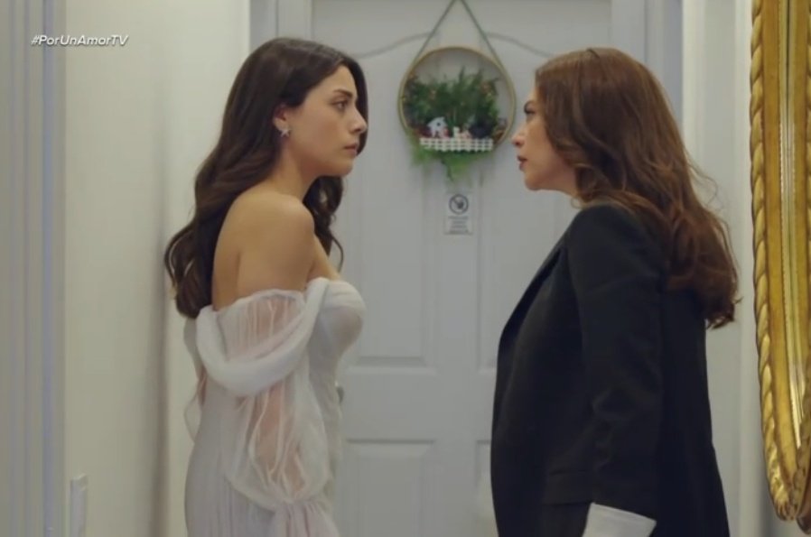 <a href="/MxDoga/">Doga Korkmaz</a> espera! ¿Qué crees que haces?
No eres capaz de escoger tu propio vestido? Renunciaste a lo que te gusta solo porque viste sus reacciones. 
Ellas quieren controlar tu forma de vestir y si no te das cuenta de eso vas a tener problemas.

#PorUnAmorTV