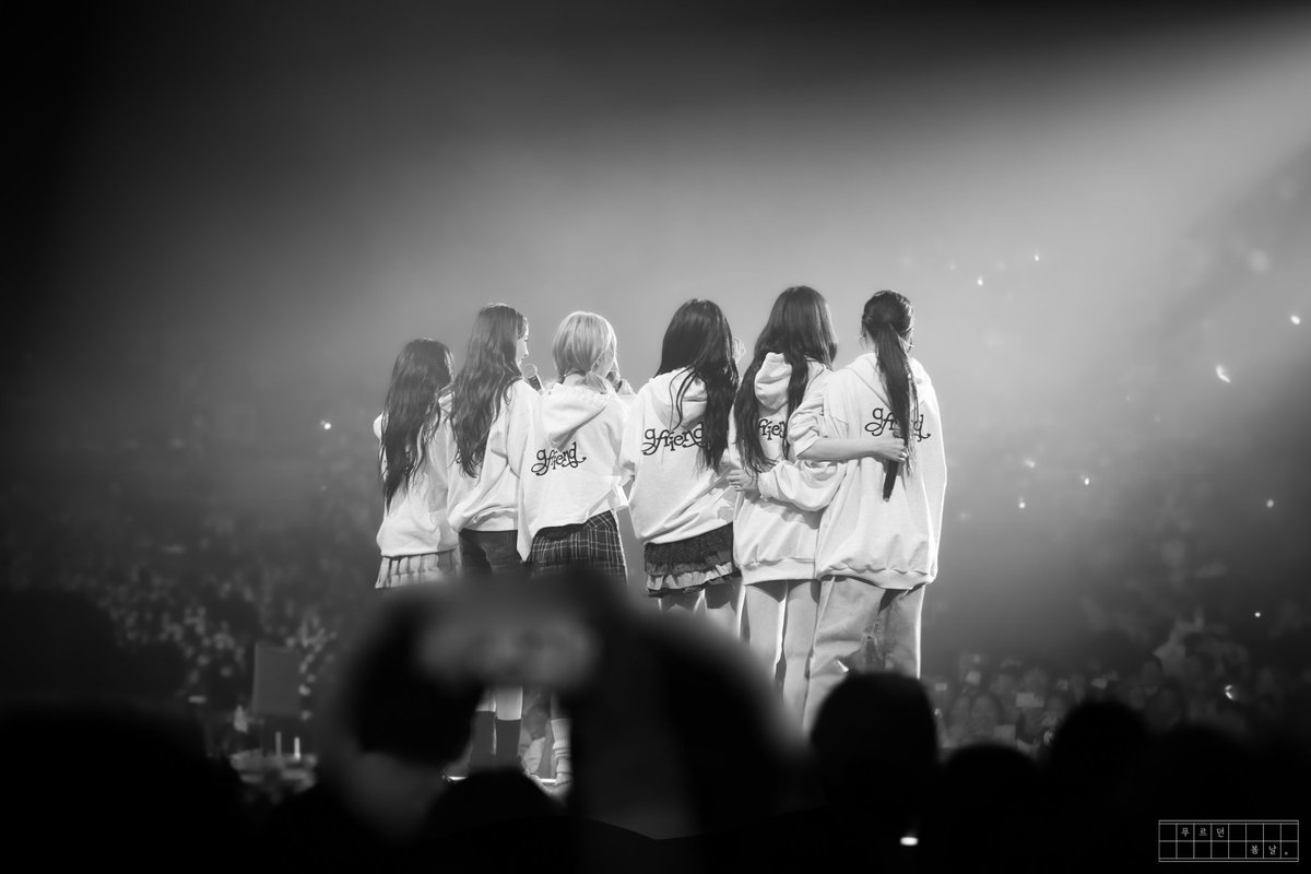 I_GFRIEND's tweet image. Season of Memories 🤍💙💜
250117 - 19

25.01.17
멈춰 있던 시간이 흐르기 시작했다.

여전히 버디들의 마음속에 빛나는,
자랑스러운 그 이름, 여자친구
친구처럼 다가와 주었던,
구석구석 우리의 마음을 물들여주길

또 만날거야, 영원히 시간이 흐르길.

#버디는_여자친구_사랑해
@GFRDofficial