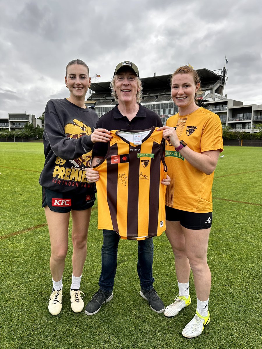 Great to welcome <a href="/hectorirl/">Hector 🇮🇪</a> and <a href="/SportTG4/">Spórt TG4</a> down to Melbourne to have a chat and kick with <a href="/AileenGilroy/">Aileen Gilroy</a> and <a href="/ainemcd8/">Aine McDonagh</a> 🇮🇪

Stay tuned for a cool series on <a href="/SportTG4/">Spórt TG4</a> later in the year 📺