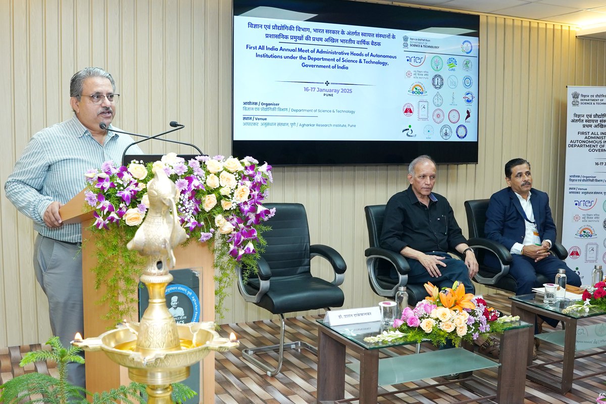 Fostering Collaboration for Stronger Governance

A productive two-day meeting (16–17 January 2025), the first of its kind organized by the Department of Science and Technology (DST) with Heads of Administration from Autonomous Institutes (AIs) under DST, was successfully