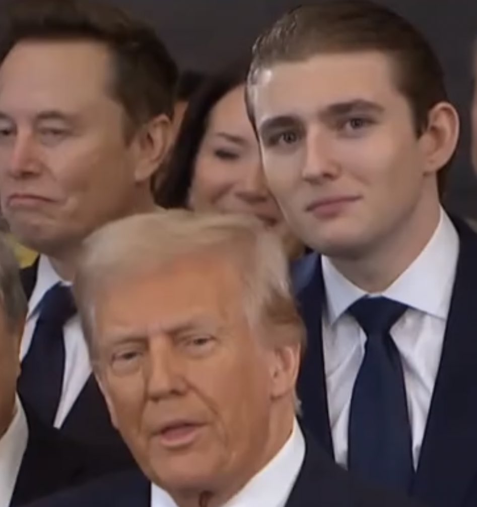 トランプ大統領の息子バロン君がイケメンすぎる。幼少期から顔整ってて可愛いしこれで身長は201cm。親父はアメリカ大統領で総資産200兆円www世界一の大富豪イーロンマスクと一緒にマックにドライブスルーに行く程の仲良し。神よ不公平過ぎないか。。。ここに嫁がせて  ...