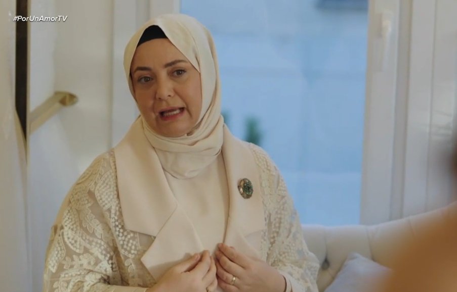 Señora Pembe porque mejor no va a ver los vestidos, porque si no le gusta ninguno que se ponga <a href="/MxDoga/">Doga Korkmaz</a>, nunca saldremos de aquí.

Señora Pembe, quiere que Doğa vaya con la cabeza cubierta?

#PorUnAmorTV