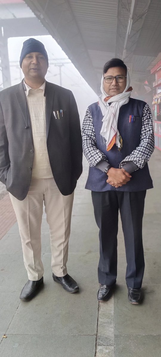 AKAmbedkar4's tweet photo. कड़ाके के ठंड सर्दी और कुहासा भरी स्थिति में बिहार के बहुजनों को जगाने के लिए निकल पड़े #आदरणीय_प्रवेन्द्र_प्रताप_सिंह(राष्ट्रीय अध्यक्ष,बीएमपी,नई दिल्ली)प्रांडल स्तरीय       कार्यक्रम को जाने के रेलवे स्टेशन पर ट्रेन का प्रतिक्षा में .... https://t.co/hLnRq5M9w4