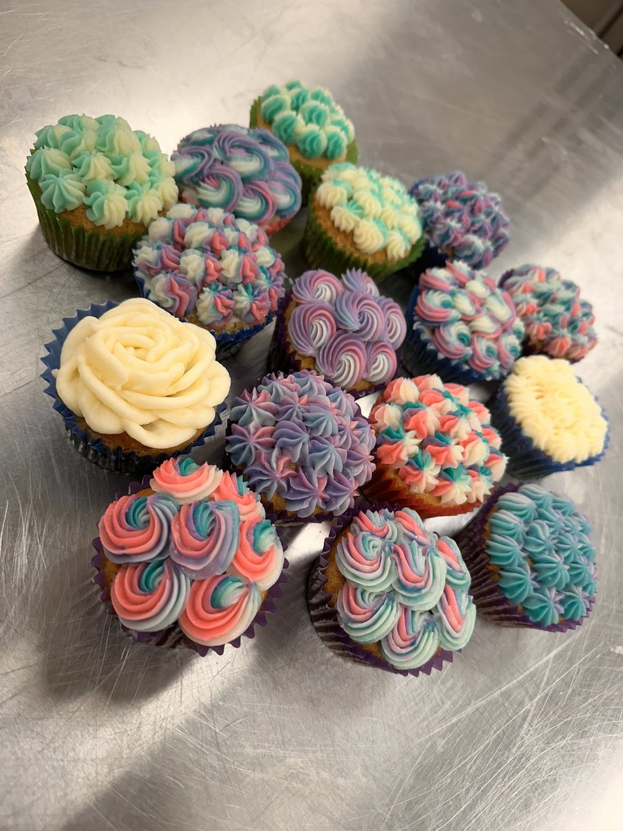 hersoles's tweet image. Played with some piping tips &amp;amp; colors today. 🧁