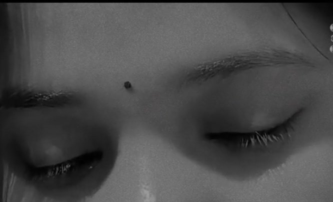 जमाना फैशन फैशन करतें है
पहाड़ी लडकियां सिर्फ एक बिंदी से ही कहर ढा देती है