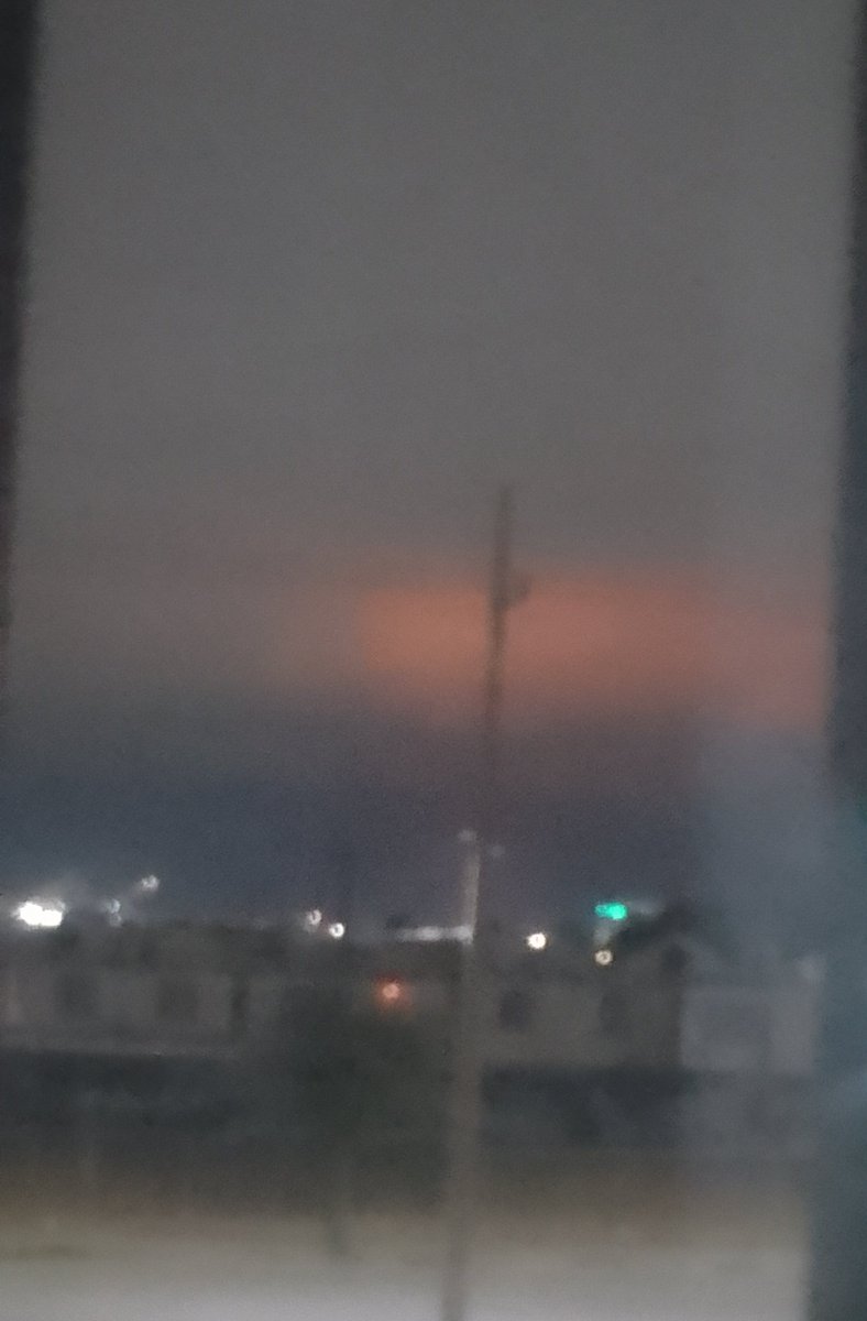 JudithTp4's tweet photo. @nelvaldez ¿por qué hay una nube roja arriba del cerró de la silla? https://t.co/pEhY0GqVTB